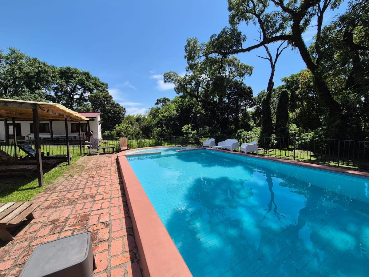 Pileta de 10×6 m de la casona, rodeada de árboles